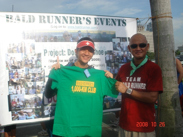 Dr Joe aka The Loony Runner was awarded with Finisher's T-Shirt of "1,000-Km Club"