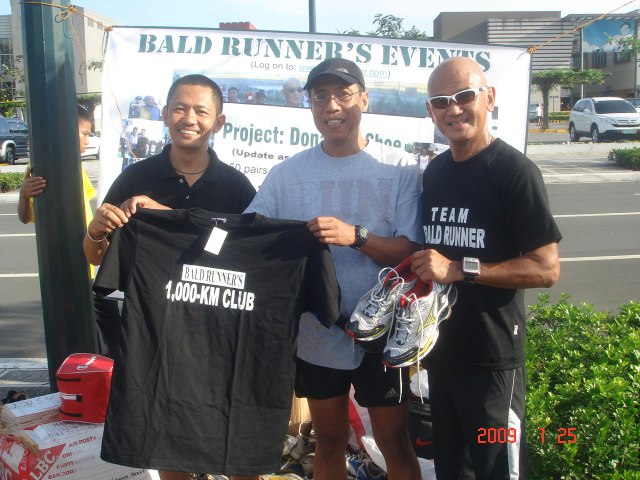 Felipe Dumpit aka Lendendorf Leben Receiving Finisher's T-Shirt & Donating His "Used" Mizuno Running Shoes