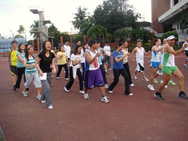 Proper Way to Land the Midfoot To The Ground as Demonstrated by Coach Salazar (Picture Courtesy of Reinier6666)