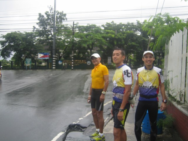 Waiting For The Other Runners @ Bayani Road