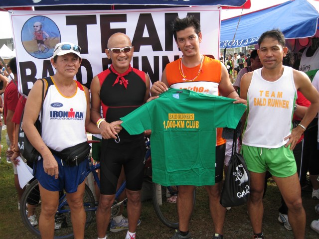 IMG_2254 Awarded "1,000-Km Club" Finisher's T-Shirt To Joseph (On my left side)